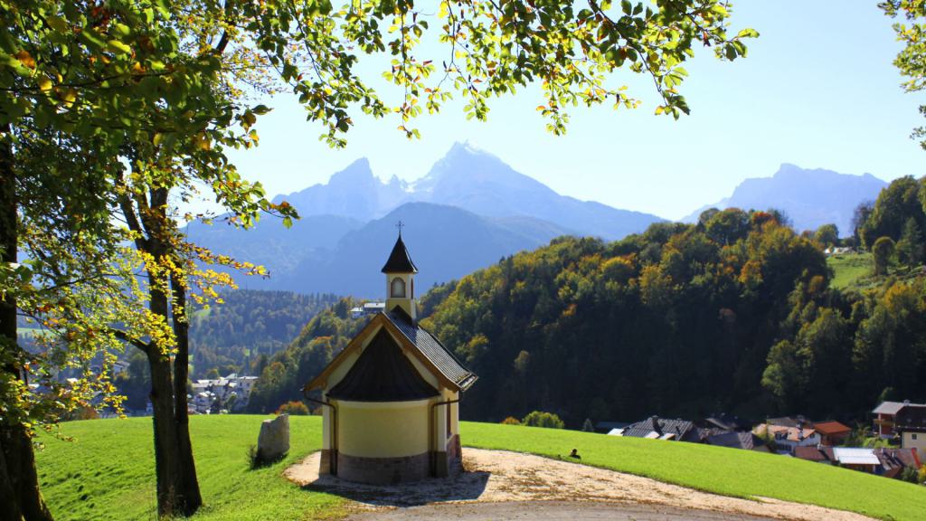 Die Weinfeldkapelle mit Blick zum Watzmann